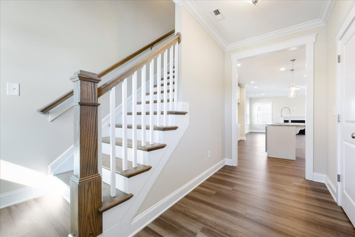 https://assets.windsorhomes.us/img/OWL_lot5_Roanoke_B_5997_Elk Ridge_Dr_foyer.jpg